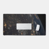 地球の惑星の上の夜の都市灯 デスクマット (キーボード&マウス)