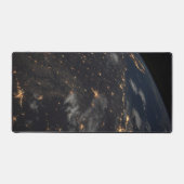 地球の惑星の上の夜の都市灯 デスクマット (正面)