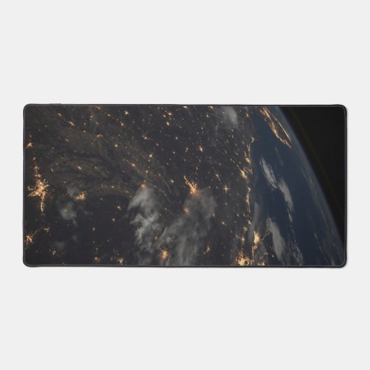 地球の惑星の上の夜の都市灯 デスクマット (正面)
