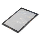 地球の惑星の上の夜の都市灯 ノートパッド (アングル)