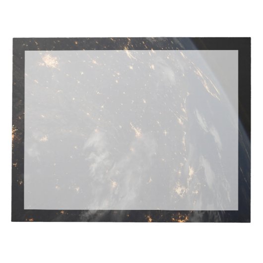 地球の惑星の上の夜の都市灯 ノートパッド (正面)