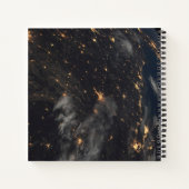 地球の惑星の上の夜の都市灯 ノートブック (裏面)