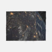 地球の惑星の上の夜の都市灯 フリースブランケット (正面(横))