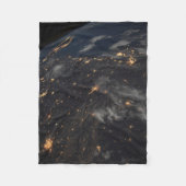 地球の惑星の上の夜の都市灯 フリースブランケット (正面)