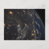 地球の惑星の上の夜の都市灯 ポストカード (正面)