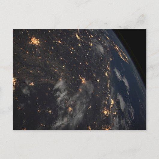 地球の惑星の上の夜の都市灯 ポストカード (正面)