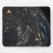 地球の惑星の上の夜の都市灯 マウスパッド (正面)