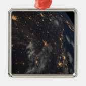 地球の惑星の上の夜の都市灯 メタルオーナメント (正面)