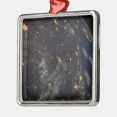 地球の惑星の上の夜の都市灯 メタルオーナメント (左)