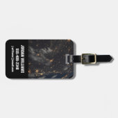 地球の惑星の上の夜の都市灯 ラゲッジタグ (正面横)