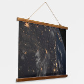 地球の惑星の上の夜の都市灯 吊り下げ型タペストリー (傾斜あり)