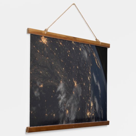 地球の惑星の上の夜の都市灯 吊り下げ型タペストリー (傾斜あり)