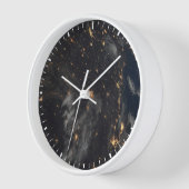 地球の惑星の上の夜の都市灯 壁時計 (傾斜)