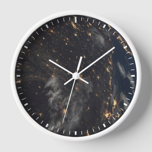 地球の惑星の上の夜の都市灯 壁時計 (正面)