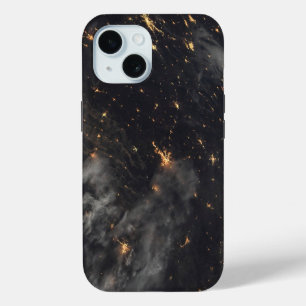 地球の惑星の上の夜の都市灯 iPhone 15ケース