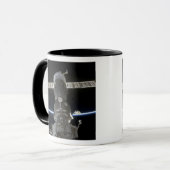 地球の手足がソユーズ宇宙船と交差する マグカップ (正面左)