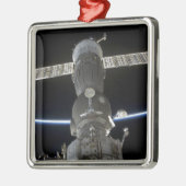 地球の手足がソユーズ宇宙船と交差する メタルオーナメント (左)