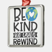 地球の日のハートを巻き戻せない メタルオーナメント (左)