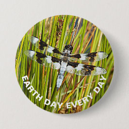 地球の日の毎日コモン・ホワイトテールドラゴンフライ 缶バッジ