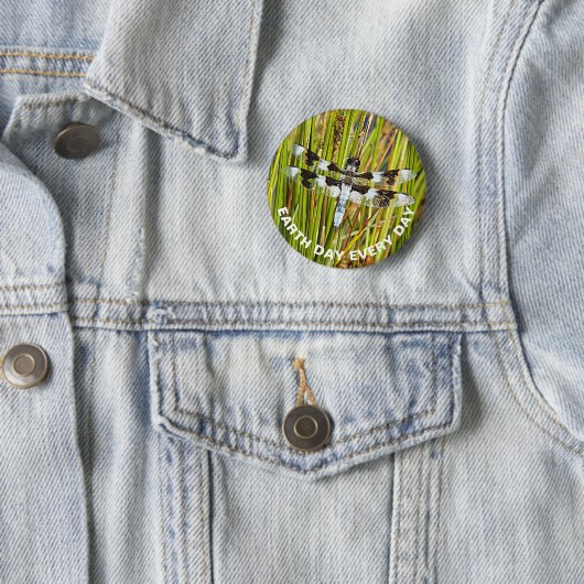 地球の日の毎日コモン・ホワイトテールドラゴンフライ 缶バッジ (インサイチュ)