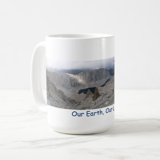 地球の日20xxマグ孤独なハイカー コーヒーマグカップ (正面左)