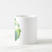 地球の日 – 緑と青の地球と木 コーヒーマグカップ (中央)