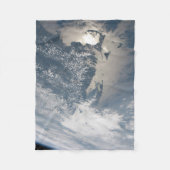 地球の水に輝く。 フリースブランケット (正面)