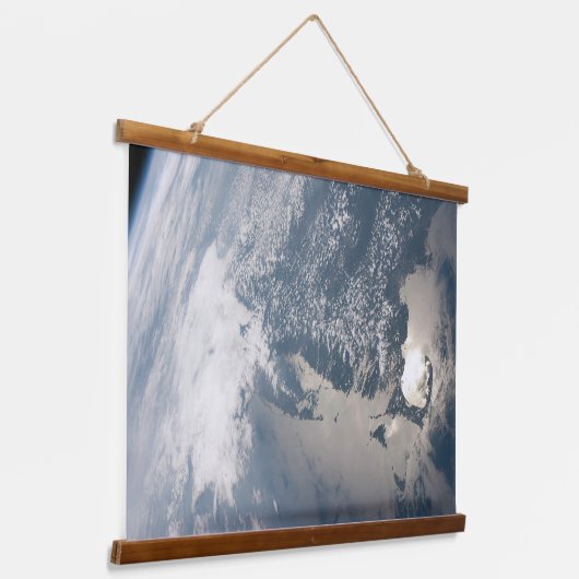 地球の水に輝く。 吊り下げ型タペストリー (傾斜あり)