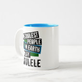 地球の演劇のウクレレの最もクールな人々 ツートーンマグカップ (正面左)