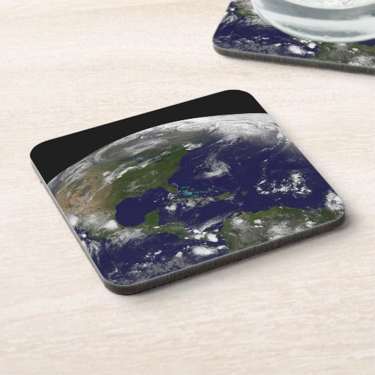 地球の熱帯嵐。 コースター (左側)