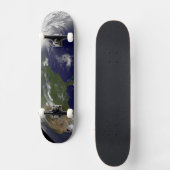 地球の熱帯嵐。 スケートボード (正面)