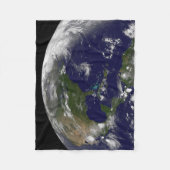 地球の熱帯嵐。 フリースブランケット (正面)