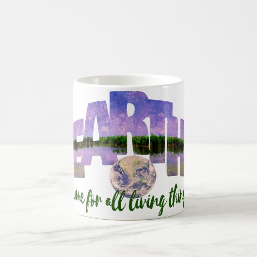 地球の私たちの家の青い夏の空と水 コーヒーマグカップ (中央)