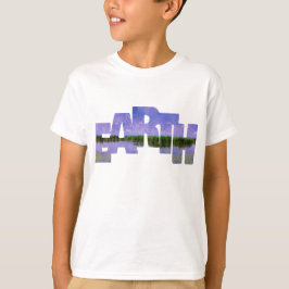 地球の私たちの家の青い夏の空と水 Tシャツ