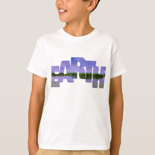 地球の私たちの家の青い夏の空と水 Tシャツ