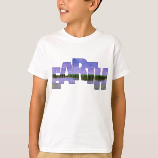 地球の私たちの家の青い夏の空と水 Tシャツ (正面)