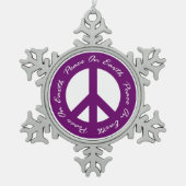 地球の紫色の休日のピースサインの平和 スノーフレークピューターオーナメント (正面)