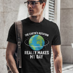 地球の自転が私の日のおもしろい科学を作る Tシャツ<br><div class="desc">このおもしろいワードpun Tシャツは、白いオールキャップフォントで「地球の自転は本当に私の日を作る」という言葉を使って、地球の美しいイラストレーションを特徴とし、地球の日と毎日に完璧な衣装を作り、環境保護に関する認識度を高め、地球を称える。</div>