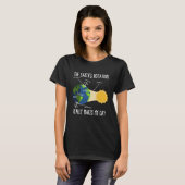 地球の自転で私の一日が決まる 科学の先生のイースターエッグ Tシャツ (正面フル)