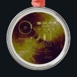 地球の航海者1および2のゴールドレコードの音 メタルオーナメント<br><div class="desc">この金ゴールドアルミニウムカバーは航海者1および2"を保護するようにmicrometeoriteの衝突からの地球の音"の金張りの記録設計されていましたが、また記録を遊ぶことへファインダーを鍵提供することの二重目的を機能します。
説明的な図表は内部で現われ、外の図表としてカバーのGAIMENは、時間以内に腐食します。 深宇宙に地球の物語をずっと運ぶ同一の"金"記録は航海者1および2で飛んでいます。 12インチによって金張りされる銅ディスクは60の言語で挨拶、異なった文化および時代からの音楽のサンプル、および地球からの自然な、人造の音を含んでいます。 それらはまた高度の科学技術文明が図表および写真に変えることができる電子情報を含んでいます。 現在、航海者の調査は両方とも私達の太陽系のoutmostボーダーの方に飛ぶ惑星間空間の黒海で漂泊して航海しています。
http://en.wikipedia.org/wiki/File:The_Sounds_of_Earth_Record_Cover_-_GPN-2000-001978.jpg</div>