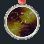 地球の航海者1および2のゴールドレコードの音 メタルオーナメント<br><div class="desc">この金ゴールドアルミニウムカバーは航海者1および2"を保護するようにmicrometeoriteの衝突からの地球の音"の金張りの記録設計されていましたが、また記録を遊ぶことへファインダーを鍵提供することの二重目的を機能します。
説明的な図表は内部で現われ、外の図表としてカバーのGAIMENは、時間以内に腐食します。 深宇宙に地球の物語をずっと運ぶ同一の"金"記録は航海者1および2で飛んでいます。 12インチによって金張りされる銅ディスクは60の言語で挨拶、異なった文化および時代からの音楽のサンプル、および地球からの自然な、人造の音を含んでいます。 それらはまた高度の科学技術文明が図表および写真に変えることができる電子情報を含んでいます。 現在、航海者の調査は両方とも私達の太陽系のoutmostボーダーの方に飛ぶ惑星間空間の黒海で漂泊して航海しています。
http://en.wikipedia.org/wiki/File:The_Sounds_of_Earth_Record_Cover_-_GPN-2000-001978.jpg</div>