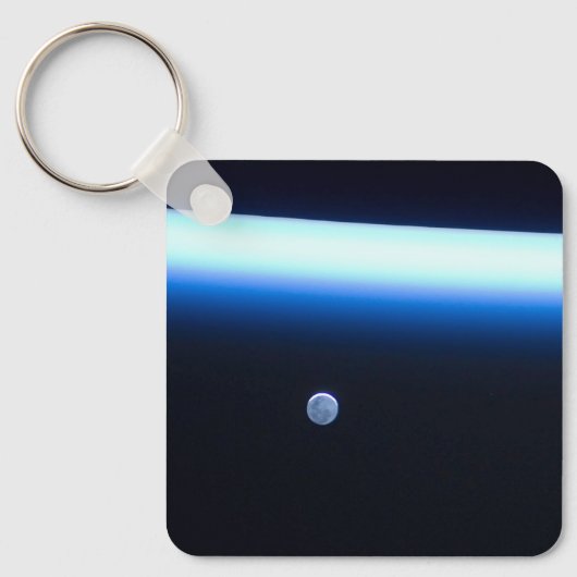 地球の薄い大気の線とギビングの月 キーホルダー (正面)