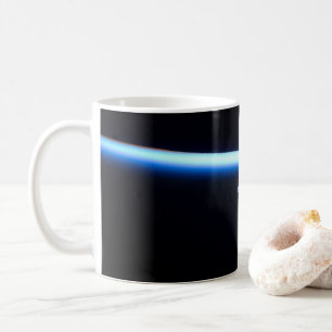 地球の薄い大気の線とギビングの月 コーヒーマグカップ