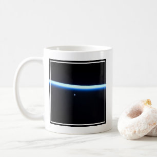 地球の薄い大気の線とギビングの月 コーヒーマグカップ
