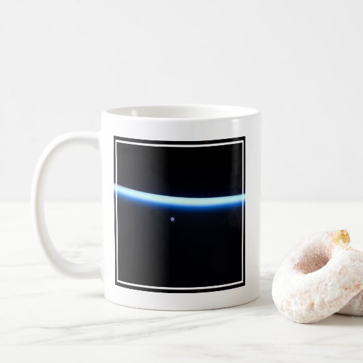 地球の薄い大気の線とギビングの月 コーヒーマグカップ (ドーナツ)