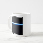 地球の薄い大気の線とギビングの月 コーヒーマグカップ (正面左)