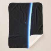 地球の薄い大気の線とギビングの月 シェルパブランケット (正面)