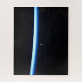 地球の薄い大気の線とギビングの月 ジグソーパズル (縦)