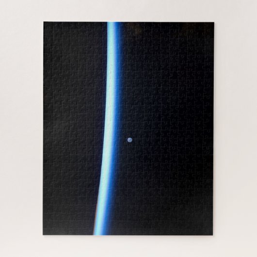 地球の薄い大気の線とギビングの月 ジグソーパズル (縦)