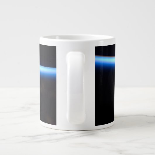 地球の薄い大気の線とギビングの月 ジャンボコーヒーマグカップ (裏面)